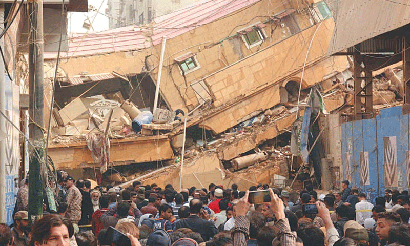 کراچی: اورنگی ٹاؤن میں خستہ حال عمارت زمین بوس، 4 افراد زخمی